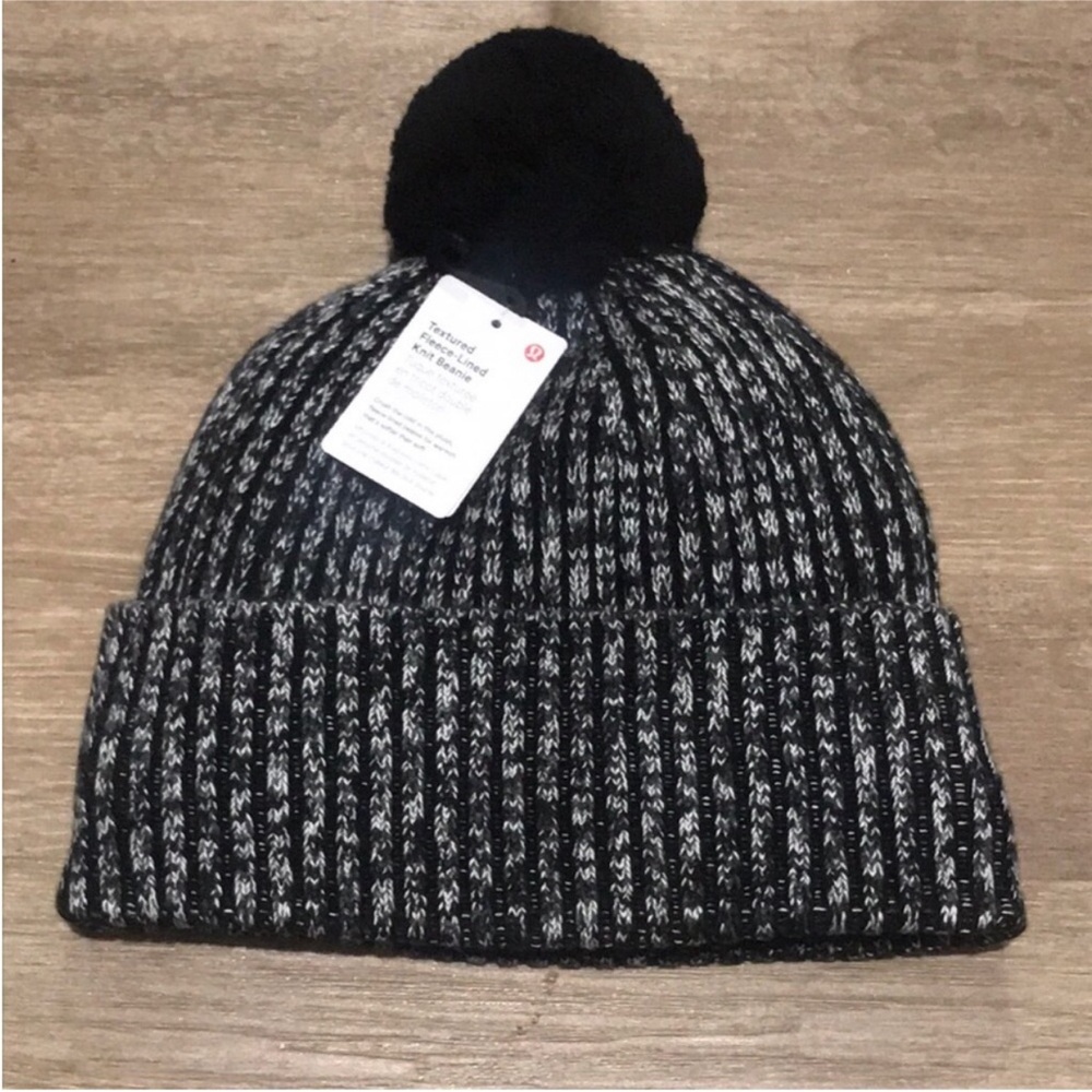 NWT lululemon Textured fleece lined knit beanie Pom Pom